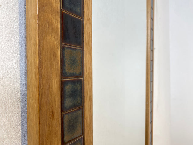 WMK Freundlicher und gut erhaltener großer 70er Jahre Spiegel in hellem Holzrahmen mit zeittypischen Mosaikfliesen umrandet # Wandspiegel Mirror Holzspiegel Garderober Flurgarderobe Retro Vintage 60er