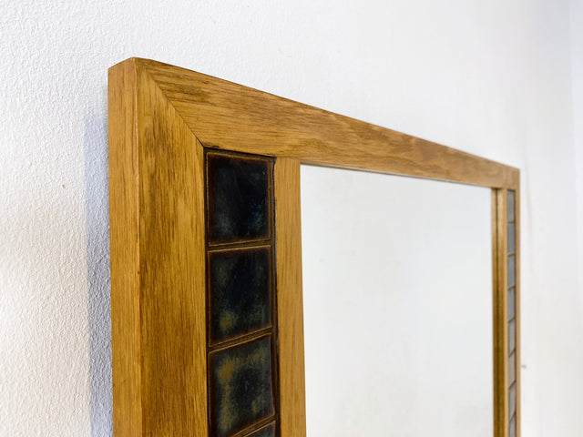 WMK Freundlicher und gut erhaltener großer 70er Jahre Spiegel in hellem Holzrahmen mit zeittypischen Mosaikfliesen umrandet # Wandspiegel Mirror Holzspiegel Garderober Flurgarderobe Retro Vintage 60er