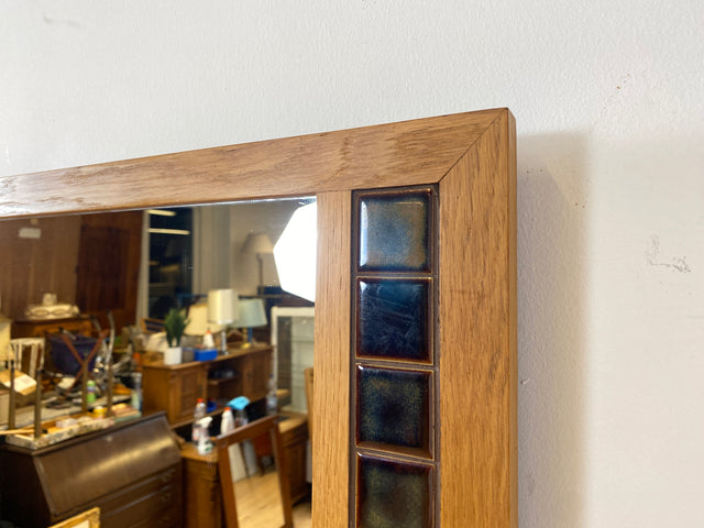 WMK Freundlicher und gut erhaltener großer 70er Jahre Spiegel in hellem Holzrahmen mit zeittypischen Mosaikfliesen umrandet # Wandspiegel Mirror Holzspiegel Garderober Flurgarderobe Retro Vintage 60er