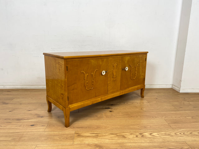 WMK Elegantes schwedisches 40er Jahre Sideboard , Vollholz, mit Originalgriffen & Holzapplikationen # Kommode Schrank Lowboard TV-Lowboard TV-Bank Wäschekommode Anrichte Vintage Jugendstil Mid-Century