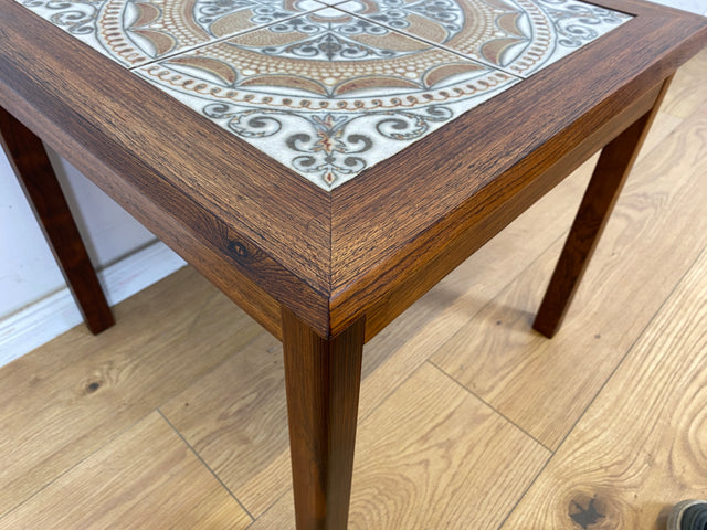 WMK Wunderschöner & sehr gut erhaltener skandinavischer Couchtisch mit kunstvollen Fliesen auf Teakholz # Beistelltisch Wohnzimmertisch Fliesentisch Coffe table Mid-Century Danisch Design Teak Vintage