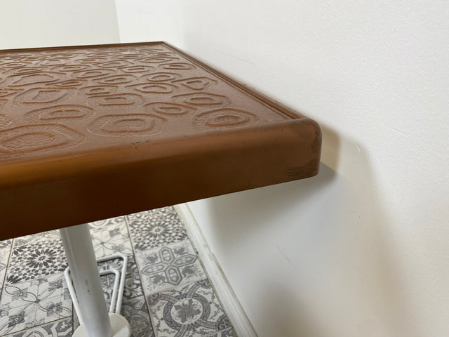 WMK Kultiger und gut erhaltener Space Age Couchtisch mit formschönen Füßen und hübsch gestalteter Tischplatte aus Kunstoff, auch Outdoor geeignet # Wohnzimmertisch Tisch Sofatisch 70er Retro Vintage