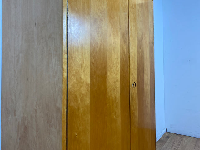 Das Glanzstück I Geräumiger heller 60er Jahre Kleiderschrank mit Aufsatz