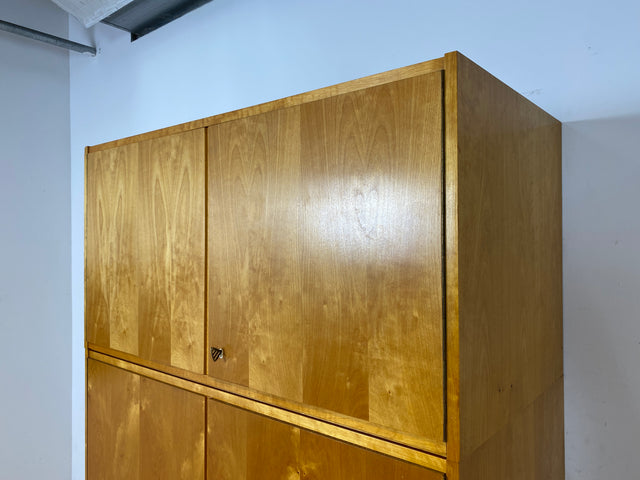 Das Glanzstück I Geräumiger heller 60er Jahre Kleiderschrank mit Aufsatz