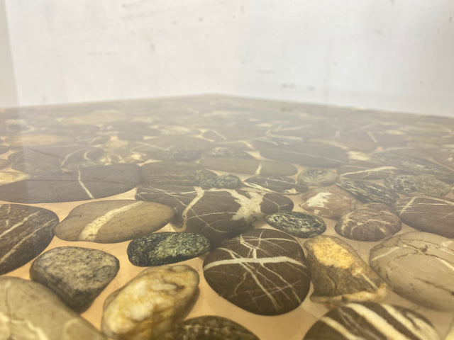WMK Seltener und gut erhaltener 70er Jahre Couchtisch mit Epoxid Tischplatte mit eingelassenen echten Steinen auf Metallgestell # Wohnzimmertisch Coffee Table Glastisch Beistelltisch Vintage Space Age