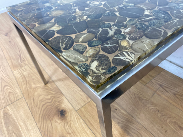 WMK Seltener und gut erhaltener 70er Jahre Couchtisch mit Epoxid Tischplatte mit eingelassenen echten Steinen auf Metallgestell # Wohnzimmertisch Coffee Table Glastisch Beistelltisch Vintage Space Age