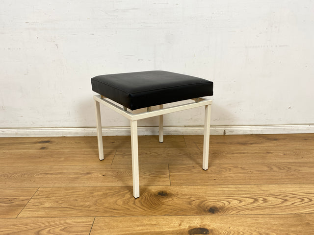 WMK Schöner und sehr gut erhaltener Vintage Hocker mit Sitz in schwarzem Kunstleder auf stabilem weißen Metallrahmen # Sitzhocker Fußhocker Lederhocker Sitz Pouf Tabouret Retro Spaceage 60er 70er