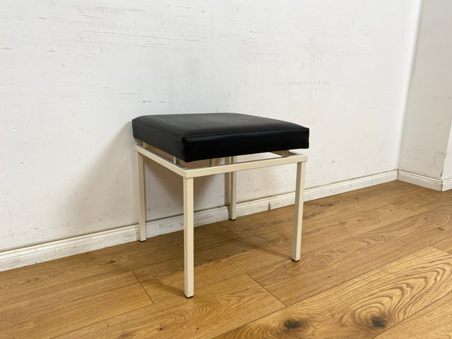 WMK Schöner und sehr gut erhaltener Vintage Hocker mit Sitz in schwarzem Kunstleder auf stabilem weißen Metallrahmen # Sitzhocker Fußhocker Lederhocker Sitz Pouf Tabouret Retro Spaceage 60er 70er