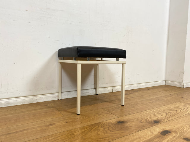 WMK Schöner und sehr gut erhaltener Vintage Hocker mit Sitz in schwarzem Kunstleder auf stabilem weißen Metallrahmen # Sitzhocker Fußhocker Lederhocker Sitz Pouf Tabouret Retro Spaceage 60er 70er