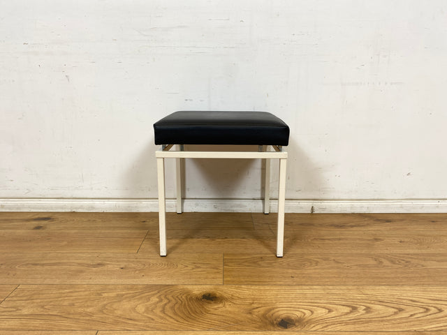 WMK Schöner und sehr gut erhaltener Vintage Hocker mit Sitz in schwarzem Kunstleder auf stabilem weißen Metallrahmen # Sitzhocker Fußhocker Lederhocker Sitz Pouf Tabouret Retro Spaceage 60er 70er
