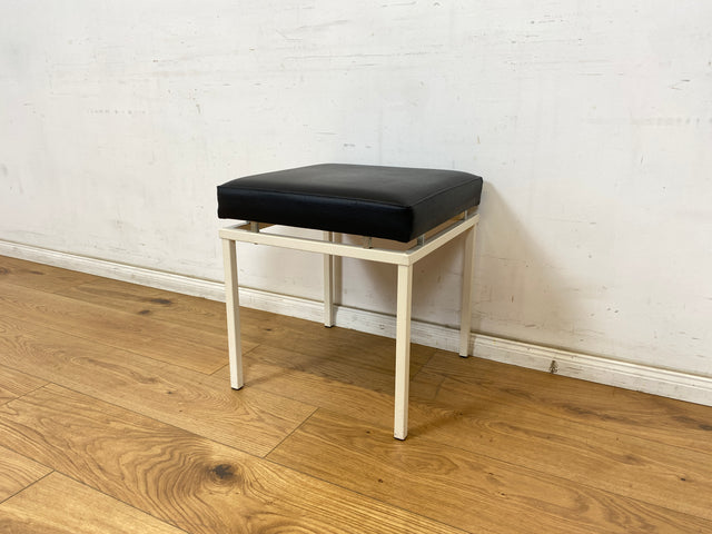 WMK Schöner und sehr gut erhaltener Vintage Hocker mit Sitz in schwarzem Kunstleder auf stabilem weißen Metallrahmen # Sitzhocker Fußhocker Lederhocker Sitz Pouf Tabouret Retro Spaceage 60er 70er