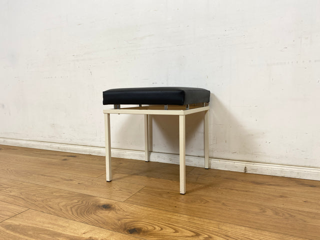 WMK Schöner und sehr gut erhaltener Vintage Hocker mit Sitz in schwarzem Kunstleder auf stabilem weißen Metallrahmen # Sitzhocker Fußhocker Lederhocker Sitz Pouf Tabouret Retro Spaceage 60er 70er