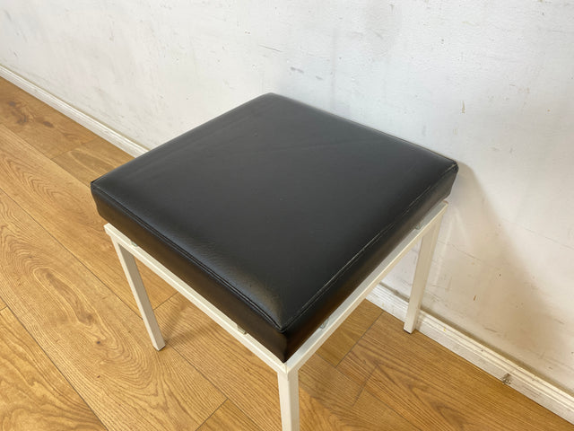 WMK Schöner und sehr gut erhaltener Vintage Hocker mit Sitz in schwarzem Kunstleder auf stabilem weißen Metallrahmen # Sitzhocker Fußhocker Lederhocker Sitz Pouf Tabouret Retro Spaceage 60er 70er
