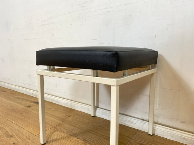 WMK Schöner und sehr gut erhaltener Vintage Hocker mit Sitz in schwarzem Kunstleder auf stabilem weißen Metallrahmen # Sitzhocker Fußhocker Lederhocker Sitz Pouf Tabouret Retro Spaceage 60er 70er