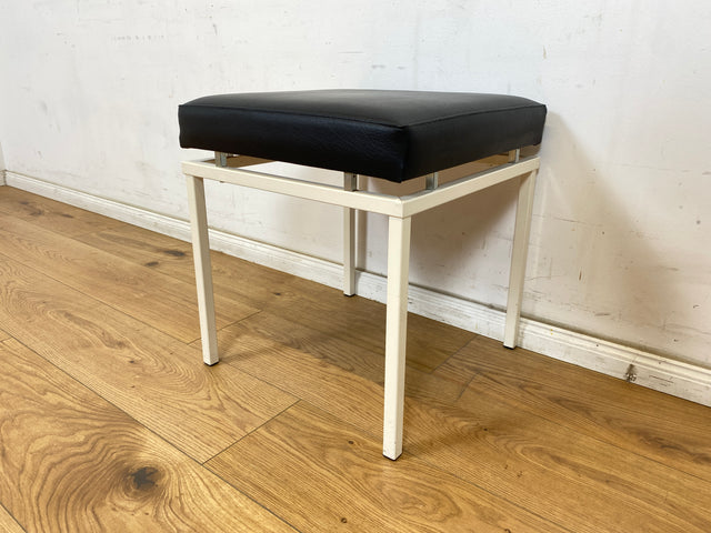 WMK Schöner und sehr gut erhaltener Vintage Hocker mit Sitz in schwarzem Kunstleder auf stabilem weißen Metallrahmen # Sitzhocker Fußhocker Lederhocker Sitz Pouf Tabouret Retro Spaceage 60er 70er