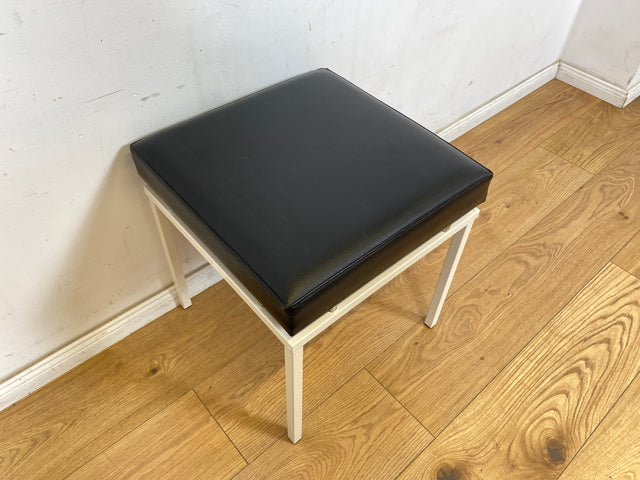 WMK Schöner und sehr gut erhaltener Vintage Hocker mit Sitz in schwarzem Kunstleder auf stabilem weißen Metallrahmen # Sitzhocker Fußhocker Lederhocker Sitz Pouf Tabouret Retro Spaceage 60er 70er