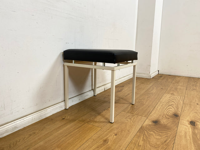 WMK Schöner und sehr gut erhaltener Vintage Hocker mit Sitz in schwarzem Kunstleder auf stabilem weißen Metallrahmen # Sitzhocker Fußhocker Lederhocker Sitz Pouf Tabouret Retro Spaceage 60er 70er