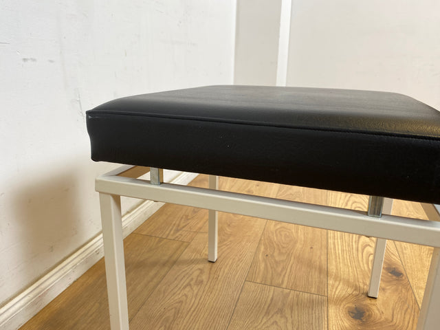 WMK Schöner und sehr gut erhaltener Vintage Hocker mit Sitz in schwarzem Kunstleder auf stabilem weißen Metallrahmen # Sitzhocker Fußhocker Lederhocker Sitz Pouf Tabouret Retro Spaceage 60er 70er