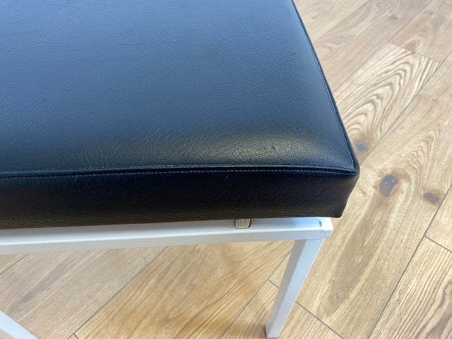 WMK Schöner und sehr gut erhaltener Vintage Hocker mit Sitz in schwarzem Kunstleder auf stabilem weißen Metallrahmen # Sitzhocker Fußhocker Lederhocker Sitz Pouf Tabouret Retro Spaceage 60er 70er