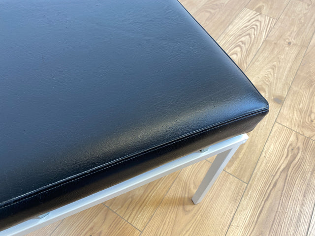 WMK Schöner und sehr gut erhaltener Vintage Hocker mit Sitz in schwarzem Kunstleder auf stabilem weißen Metallrahmen # Sitzhocker Fußhocker Lederhocker Sitz Pouf Tabouret Retro Spaceage 60er 70er