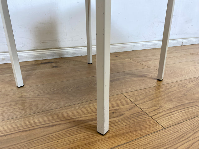 WMK Schöner und sehr gut erhaltener Vintage Hocker mit Sitz in schwarzem Kunstleder auf stabilem weißen Metallrahmen # Sitzhocker Fußhocker Lederhocker Sitz Pouf Tabouret Retro Spaceage 60er 70er