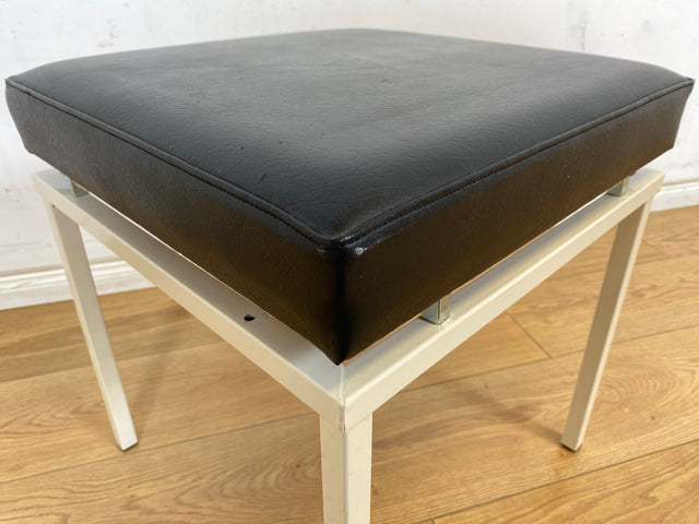 WMK Schöner und sehr gut erhaltener Vintage Hocker mit Sitz in schwarzem Kunstleder auf stabilem weißen Metallrahmen # Sitzhocker Fußhocker Lederhocker Sitz Pouf Tabouret Retro Spaceage 60er 70er