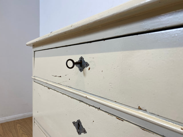 WMK I Charaktervolle weiße antike Kommode aus vollem Holz mit großen Schubladen I Schrank Anrichte Sideboard Wäsche Wickel Bad Flur Chest Cabinet Biedermeier Vintage Shabby Chic Berlin Celle Duisburg