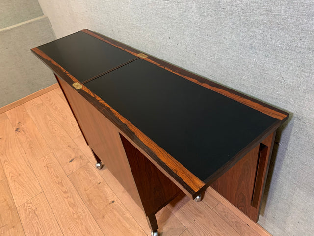 WMK I Skandinavische 60er Jahre Designer Bar von Torbjörn Afdal auf Rollen I Palisander I Barkommode Barschrank Hausbar Barwagen Tresen Vintage Danish Design Mid-Century Rosewood I Berlin München Köln