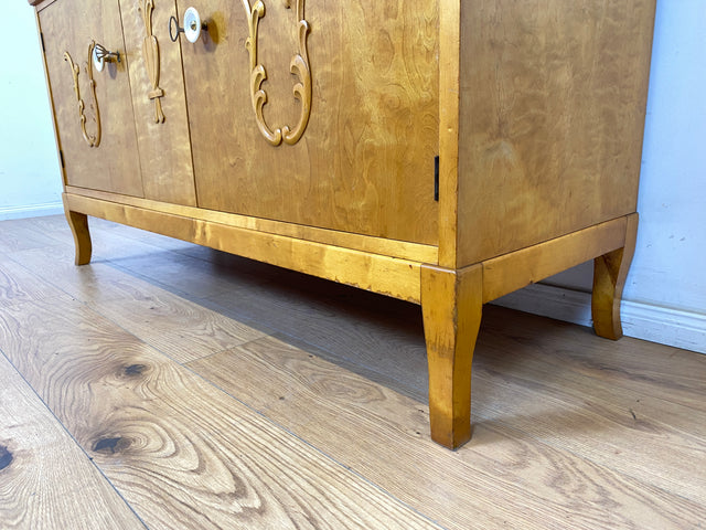 WMK Elegantes schwedisches 40er Jahre Sideboard , Vollholz, mit Originalgriffen & Holzapplikationen # Kommode Schrank Lowboard TV-Lowboard TV-Bank Wäschekommode Anrichte Vintage Jugendstil Mid-Century