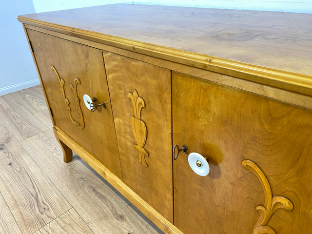 WMK Elegantes schwedisches 40er Jahre Sideboard , Vollholz, mit Originalgriffen & Holzapplikationen # Kommode Schrank Lowboard TV-Lowboard TV-Bank Wäschekommode Anrichte Vintage Jugendstil Mid-Century