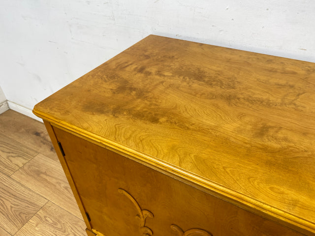 WMK Elegantes schwedisches 40er Jahre Sideboard , Vollholz, mit Originalgriffen & Holzapplikationen # Kommode Schrank Lowboard TV-Lowboard TV-Bank Wäschekommode Anrichte Vintage Jugendstil Mid-Century