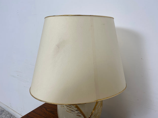WMK Schöne und sehr gut erhaltene Vintage Tischlampe mit kunstvollem Lampenfuß aus weiß-goldenem Porzellan und weißem etwas verschmutztem Lampenschirm # Tischleuchte Leselampe Vasenlampe Licht Leuchte
