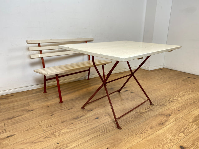 WMK Hübsches & seltenes 70er Jahre Gartenmöbel Set aus einer Sitzbank und passendem Klapptisch in weiß auf rotem Metallgestell # Balkonmöbel Campingmöbel Bank Holzbank Tisch Campingtisch Vintage Retro