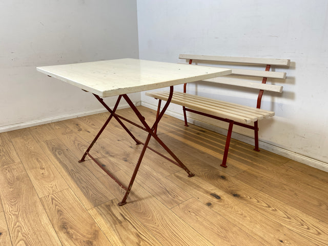 WMK Hübsches & seltenes 70er Jahre Gartenmöbel Set aus einer Sitzbank und passendem Klapptisch in weiß auf rotem Metallgestell # Balkonmöbel Campingmöbel Bank Holzbank Tisch Campingtisch Vintage Retro