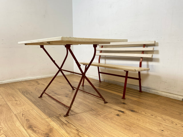 WMK Hübsches & seltenes 70er Jahre Gartenmöbel Set aus einer Sitzbank und passendem Klapptisch in weiß auf rotem Metallgestell # Balkonmöbel Campingmöbel Bank Holzbank Tisch Campingtisch Vintage Retro