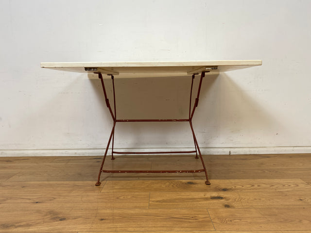 WMK Hübsches & seltenes 70er Jahre Gartenmöbel Set aus einer Sitzbank und passendem Klapptisch in weiß auf rotem Metallgestell # Balkonmöbel Campingmöbel Bank Holzbank Tisch Campingtisch Vintage Retro