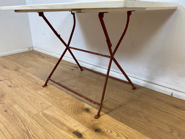 WMK Hübsches & seltenes 70er Jahre Gartenmöbel Set aus einer Sitzbank und passendem Klapptisch in weiß auf rotem Metallgestell # Balkonmöbel Campingmöbel Bank Holzbank Tisch Campingtisch Vintage Retro