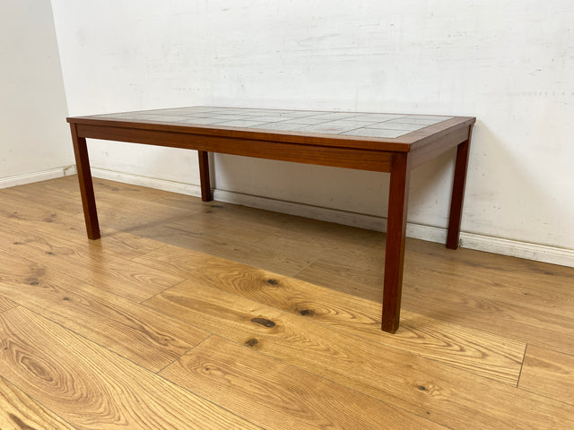 WMK Schöner, großer und sehr gut erhaltener skandinavischer Couchtisch mit kunstvollen und pflegeleichten Fliesen # Wohnzimmertisch Fliesentisch Coffee table Mid-Century Danish Design Vintage Retro