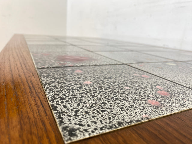 WMK Schöner, großer und sehr gut erhaltener skandinavischer Couchtisch mit kunstvollen und pflegeleichten Fliesen # Wohnzimmertisch Fliesentisch Coffee table Mid-Century Danish Design Vintage Retro