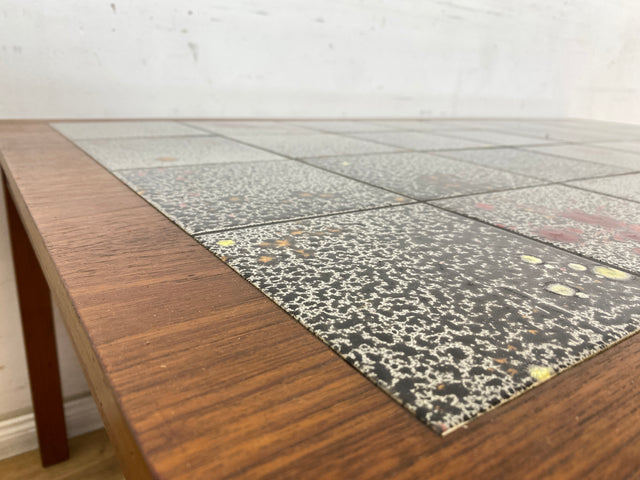WMK Schöner, großer und sehr gut erhaltener skandinavischer Couchtisch mit kunstvollen und pflegeleichten Fliesen # Wohnzimmertisch Fliesentisch Coffee table Mid-Century Danish Design Vintage Retro