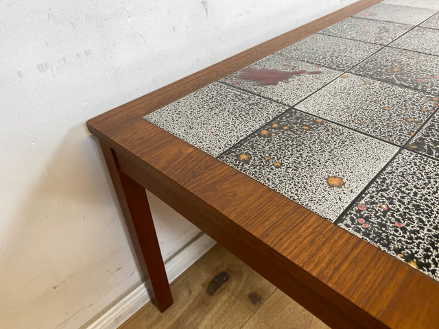 WMK Schöner, großer und sehr gut erhaltener skandinavischer Couchtisch mit kunstvollen und pflegeleichten Fliesen # Wohnzimmertisch Fliesentisch Coffee table Mid-Century Danish Design Vintage Retro