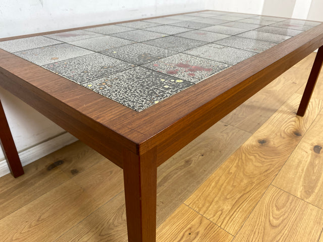 WMK Schöner, großer und sehr gut erhaltener skandinavischer Couchtisch mit kunstvollen und pflegeleichten Fliesen # Wohnzimmertisch Fliesentisch Coffee table Mid-Century Danish Design Vintage Retro