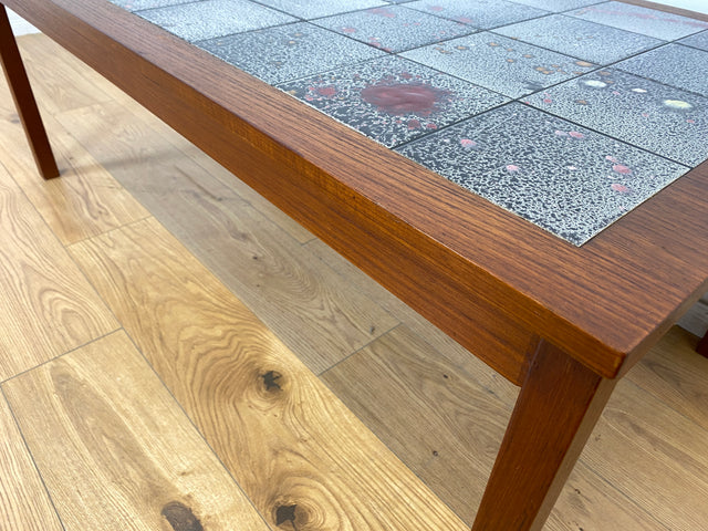 WMK Schöner, großer und sehr gut erhaltener skandinavischer Couchtisch mit kunstvollen und pflegeleichten Fliesen # Wohnzimmertisch Fliesentisch Coffee table Mid-Century Danish Design Vintage Retro