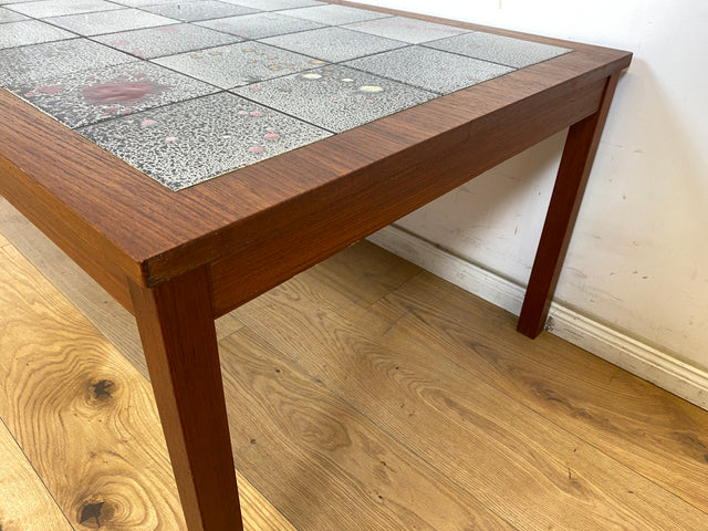WMK Schöner, großer und sehr gut erhaltener skandinavischer Couchtisch mit kunstvollen und pflegeleichten Fliesen # Wohnzimmertisch Fliesentisch Coffee table Mid-Century Danish Design Vintage Retro