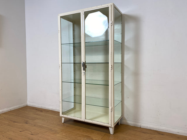 WMK I Stilvoller weißer 40er Jahre Medizinschrank aus Eisen und Glas I Vitrine Schrank Apotheker Arzt Highboard Spind Display Kabinett Industrial Design Vintage Mid-Century Berlin Bochum Hamburg