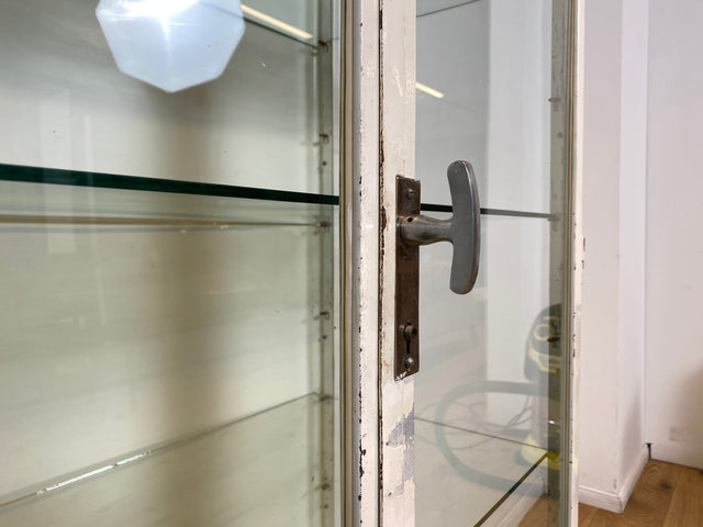 WMK I Stilvoller weißer 40er Jahre Medizinschrank aus Eisen und Glas I Vitrine Schrank Apotheker Arzt Highboard Spind Display Kabinett Industrial Design Vintage Mid-Century Berlin Bochum Hamburg