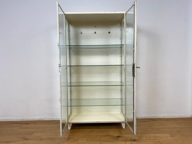 WMK I Stilvoller weißer 40er Jahre Medizinschrank aus Eisen und Glas I Vitrine Schrank Apotheker Arzt Highboard Spind Display Kabinett Industrial Design Vintage Mid-Century Berlin Bochum Hamburg