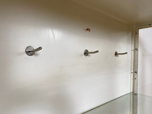 WMK I Stilvoller weißer 40er Jahre Medizinschrank aus Eisen und Glas I Vitrine Schrank Apotheker Arzt Highboard Spind Display Kabinett Industrial Design Vintage Mid-Century Berlin Bochum Hamburg