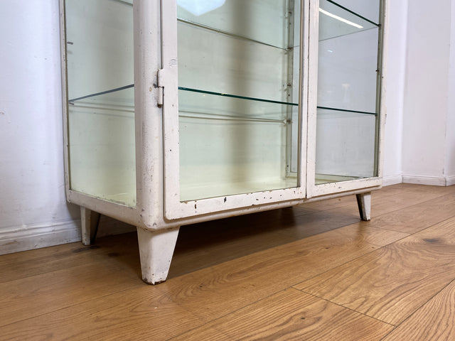 WMK I Stilvoller weißer 40er Jahre Medizinschrank aus Eisen und Glas I Vitrine Schrank Apotheker Arzt Highboard Spind Display Kabinett Industrial Design Vintage Mid-Century Berlin Bochum Hamburg