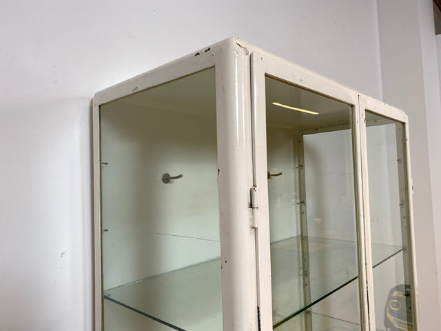 WMK I Stilvoller weißer 40er Jahre Medizinschrank aus Eisen und Glas I Vitrine Schrank Apotheker Arzt Highboard Spind Display Kabinett Industrial Design Vintage Mid-Century Berlin Bochum Hamburg
